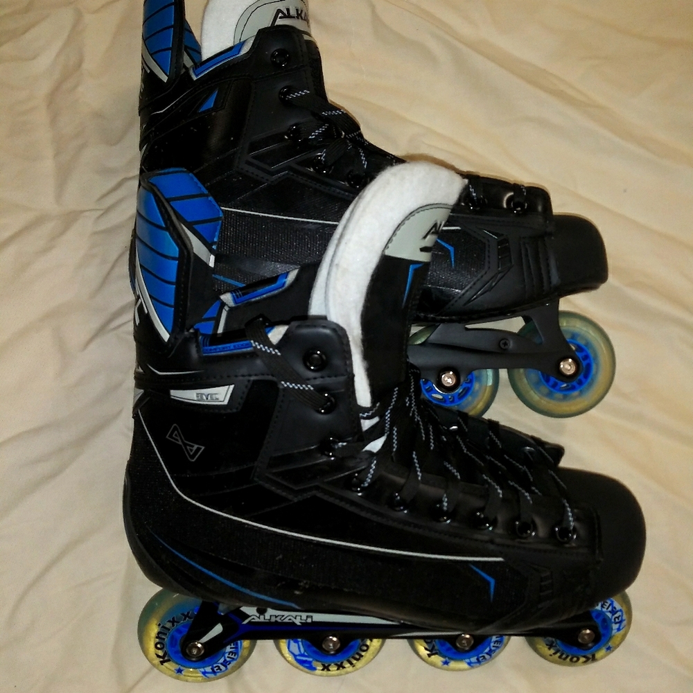 Roller hockey skates
